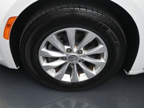 Used 2018 Chrysler Pacifica Touring-L FWD image 16