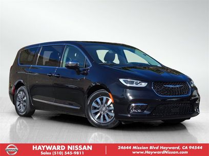 Used 2022 Chrysler Pacifica Limited w/ Uconnect Theater Family Group