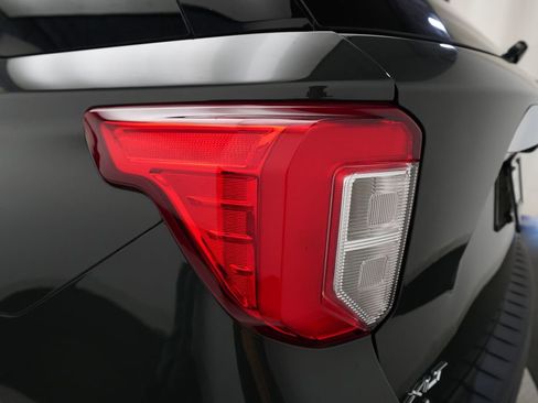 Used 2023 Ford Explorer XLT w/ Equipment Group 202A AWD/4WD image 31