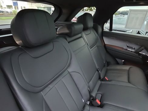 Used 2025 Land Rover Range Rover Sport SE image 18