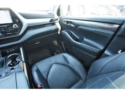 Used 2022 Toyota Highlander Platinum image 13