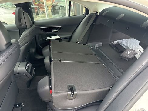 Used 2025 Mercedes-Benz E 350 4MATIC Sedan image 19