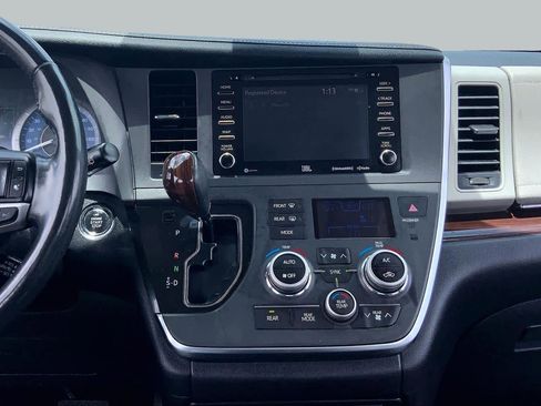 Used 2018 Toyota Sienna Limited FWD image 7