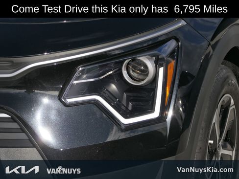 Certified 2025 Kia Niro EX image 8