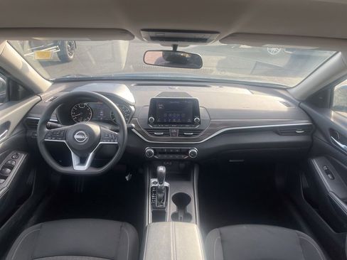 Used 2025 Nissan Altima 2.5 SV FWD image 11