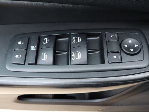 Used 2015 Jeep Cherokee Trailhawk w/ Comfort/Convenience Group AWD/4WD image 16