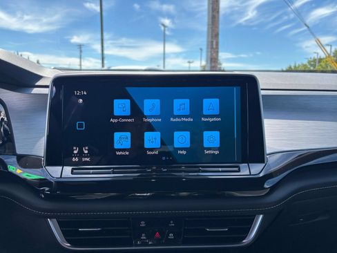 Used 2025 Volkswagen Atlas Cross Sport SE FWD image 17