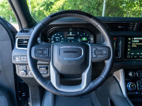 Used 2024 GMC Yukon Denali w/ Advanced Technology Package AWD/4WD image 23