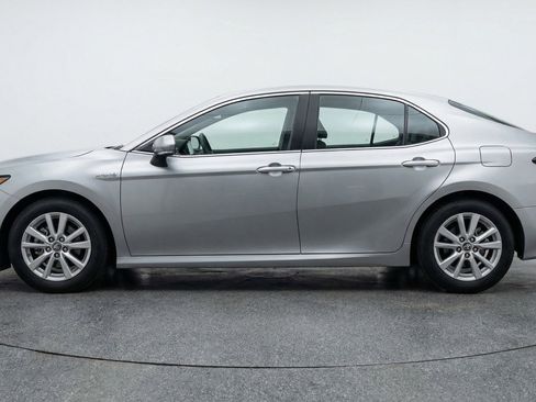 Used 2025 Toyota Camry LE image 5