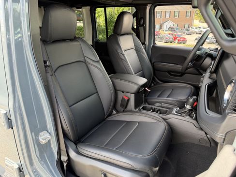 Used 2026 Jeep Wrangler Unlimited Sahara AWD/4WD image 36