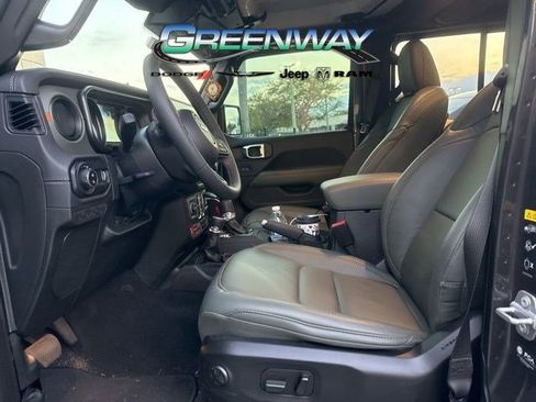 Used 2025 Jeep Gladiator Mojave w/ Convenience Group image 11