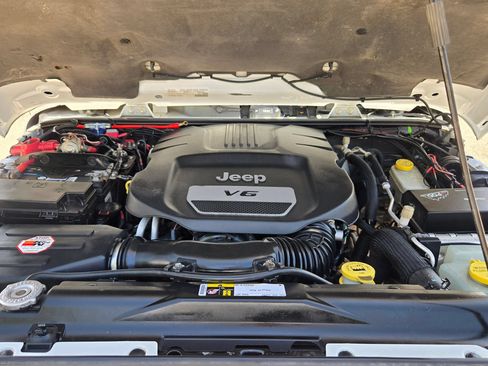 Used 2015 Jeep Wrangler Unlimited Rubicon w/ Connectivity Group AWD/4WD image 32