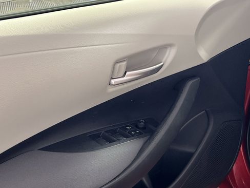 Used 2021 Toyota Corolla LE image 11