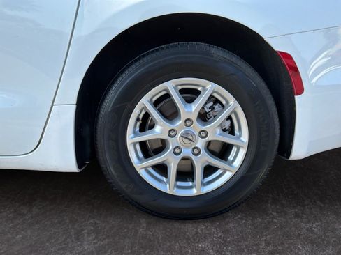 Used 2023 Chrysler Pacifica Touring-L FWD image 9