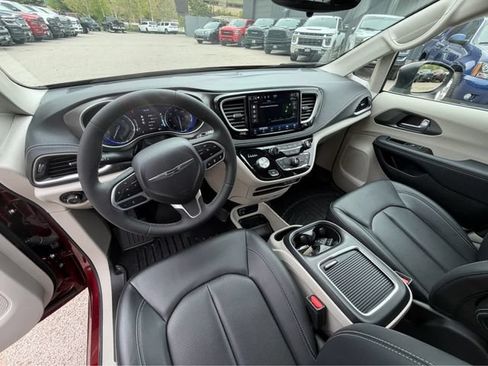 Used 2023 Chrysler Pacifica Touring-L AWD/4WD image 22