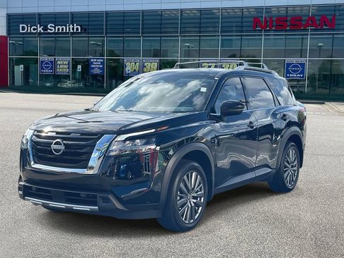 Used 2024 Nissan Pathfinder SL w/ SL Premium Package image 3