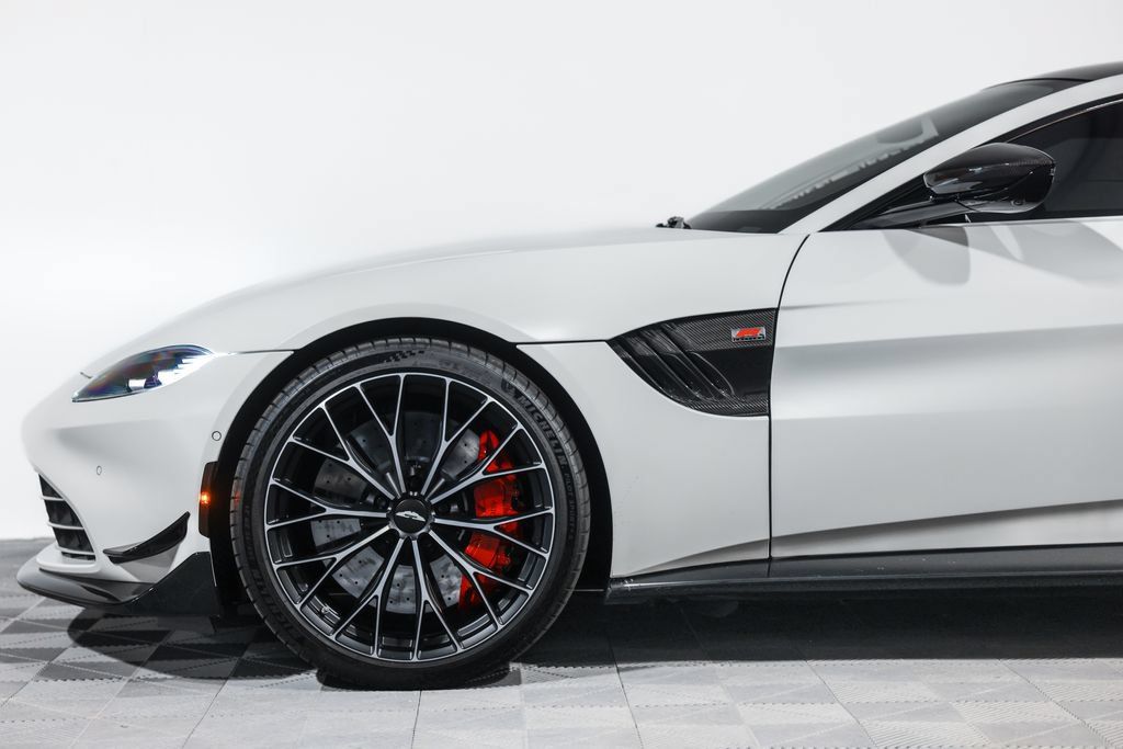 Used 2023 Aston Martin V8 Vantage Coupe RWD image 16