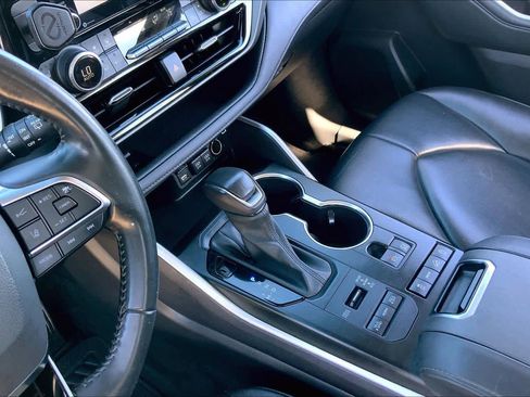 Used 2021 Toyota Highlander XLE image 16