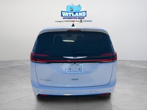 New 2026 Chrysler Pacifica Select image 4
