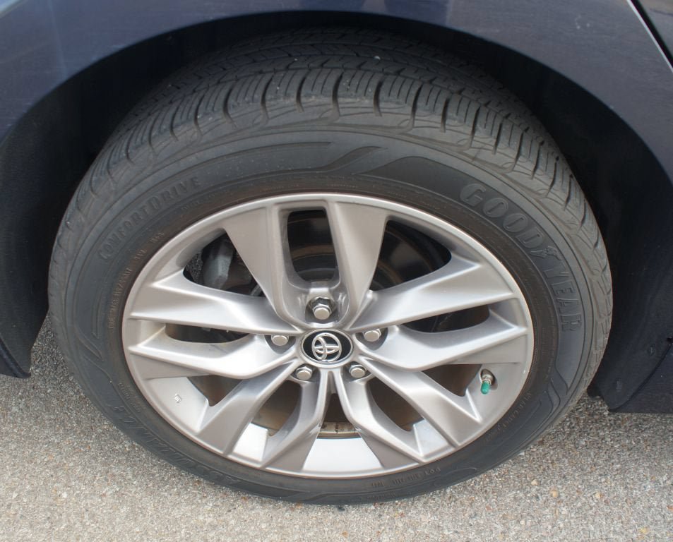 Used 2019 Toyota Avalon XLE w/ Moonroof Package FWD image 25