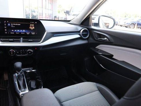 Used 2025 Chevrolet Trax LT w/ LT Convenience Package FWD image 25