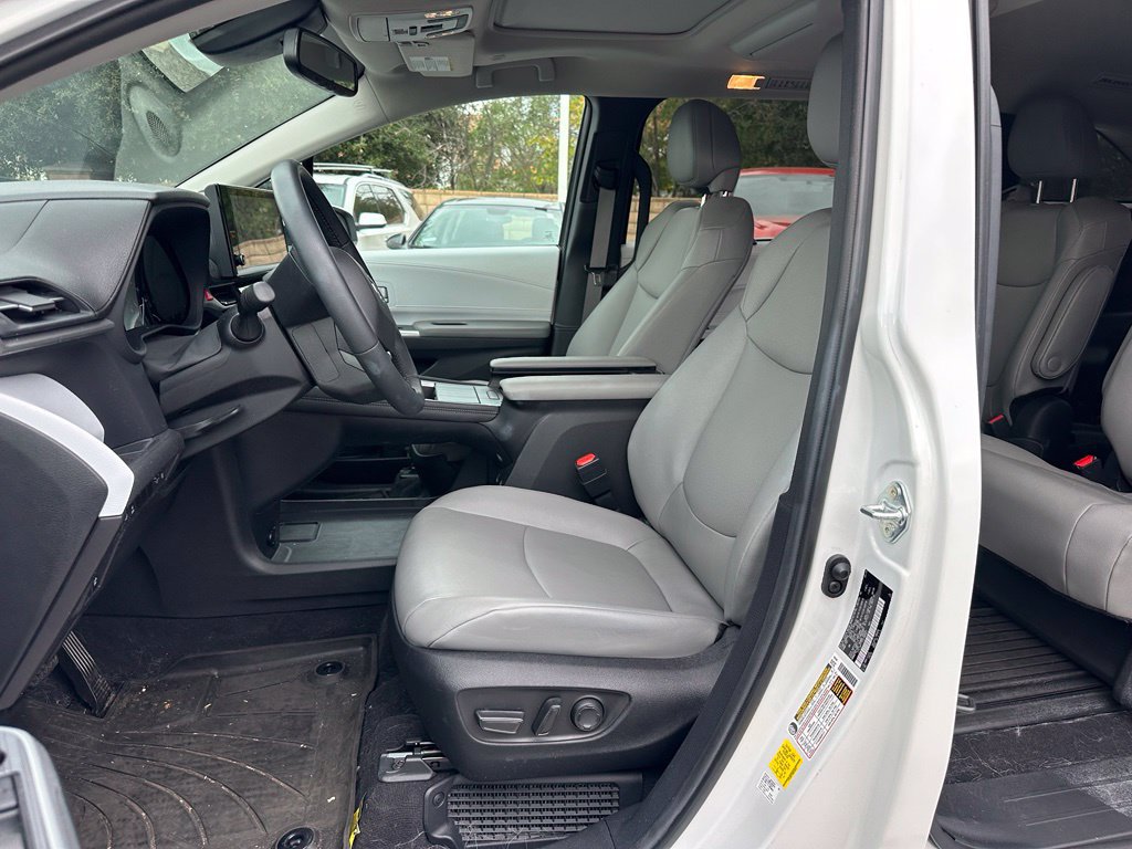 Used 2025 Toyota Sienna XLE w/ XLE Plus Package AWD/4WD image 9