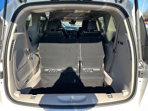 Used 2023 Chrysler Pacifica Limited w/ Uconnect Theater Family Group image 9