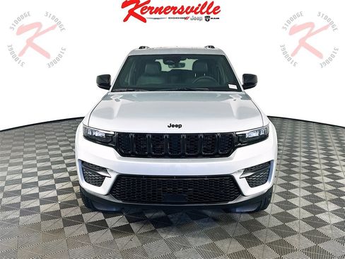 New 2025 Jeep Grand Cherokee Altitude image 2