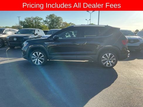 Used 2022 Volkswagen Taos SE FWD image 2