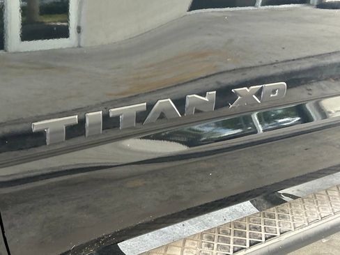 Used 2018 Nissan Titan SV w/ SV Convenience Package AWD/4WD image 16