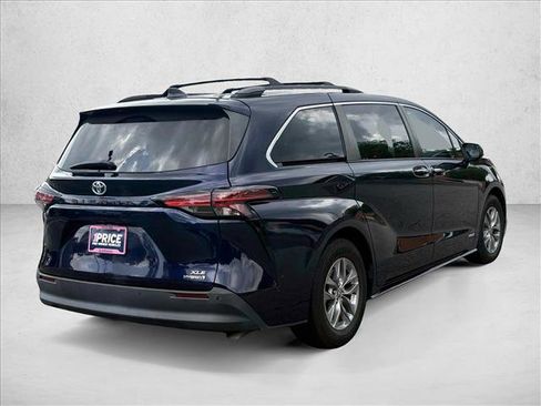 Used 2021 Toyota Sienna XLE FWD image 5