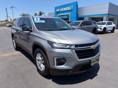 Used 2023 Chevrolet Traverse LS FWD image 2