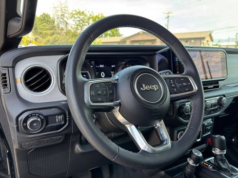 Used 2025 Jeep Wrangler Unlimited Sahara AWD/4WD image 34