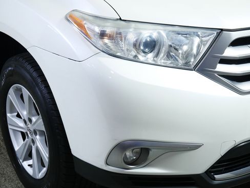 Used 2012 Toyota Highlander SE w/ Tow Pkg AWD/4WD image 16