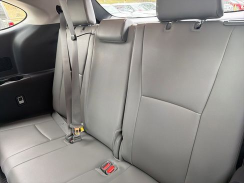 Used 2025 Toyota Highlander XLE FWD image 9