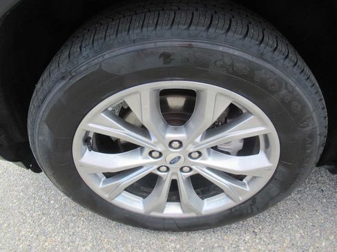 Used 2022 Ford Explorer XLT w/ Equipment Group 202A image 11