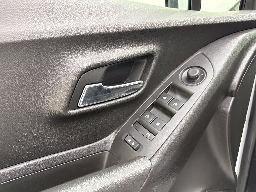 Used 2018 Chevrolet Trax LS FWD image 13