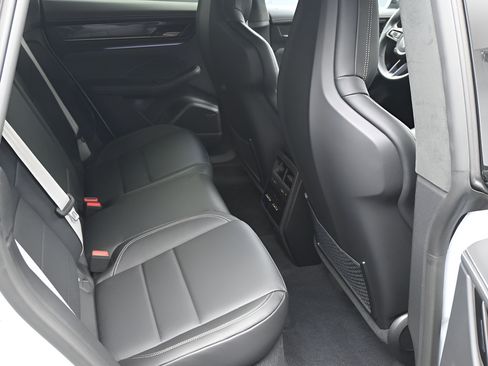 Certified 2025 Porsche Macan Turbo Electric AWD/4WD image 11