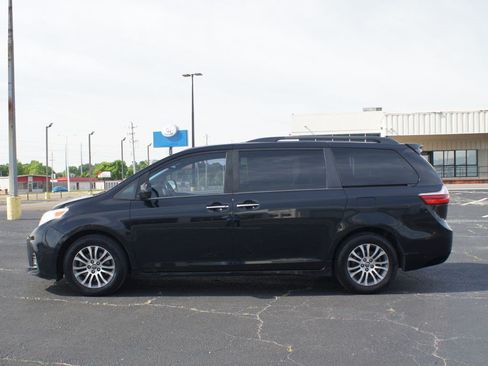 Used 2019 Toyota Sienna XLE FWD image 12
