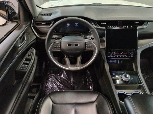 Used 2024 Jeep Grand Cherokee Limited w/ Black Appearance Package AWD/4WD image 15
