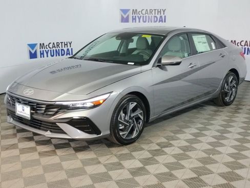 Used 2025 Hyundai Elantra Limited FWD image 3