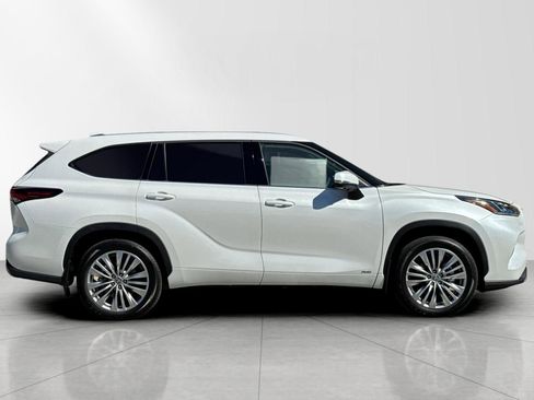New 2026 Toyota Highlander Platinum image 2