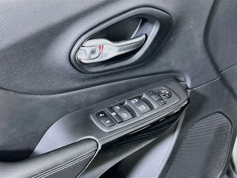 Used 2023 Jeep Cherokee Altitude Lux image 18