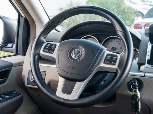 Used 2012 Volkswagen Routan SE image 20