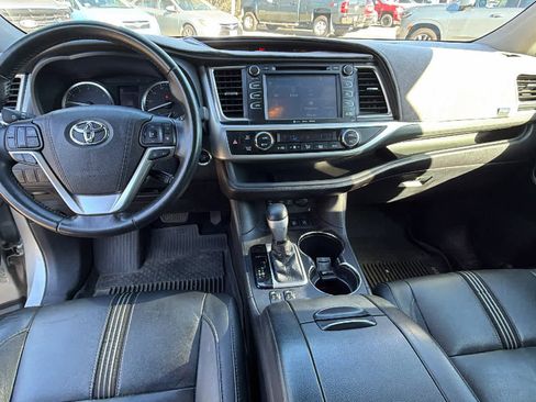 Used 2018 Toyota Highlander SE image 19