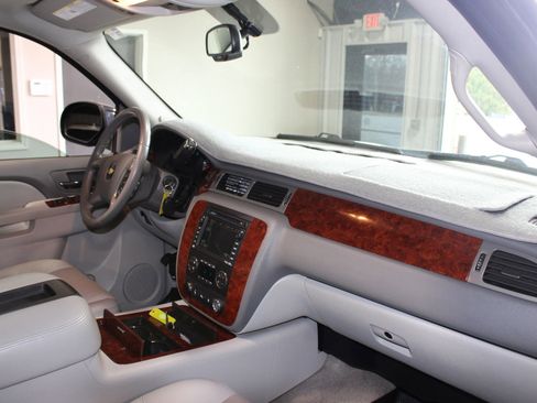 Used 2011 Chevrolet Avalanche LTZ image 22