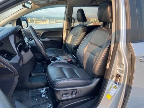 Used 2020 Toyota Sienna SE w/ SE Preferred Package FWD image 17