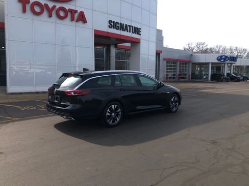 Used 2018 Buick Regal Essence w/ Driver Confidence Package #1 image 2