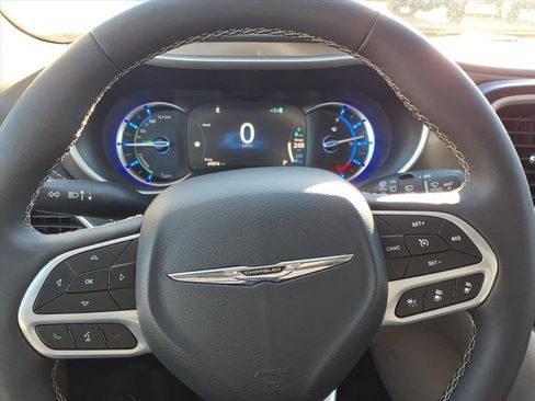 Used 2024 Chrysler Pacifica Select image 30