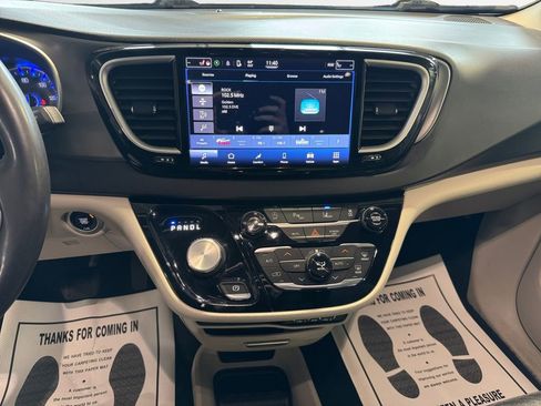 Used 2022 Chrysler Pacifica Touring-L FWD image 22